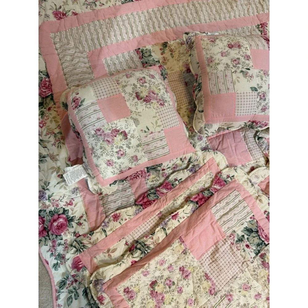 VTG Shabby Chic Cottage Core Quilt 7 Pcs Scallop Floral Patchwork 79x79